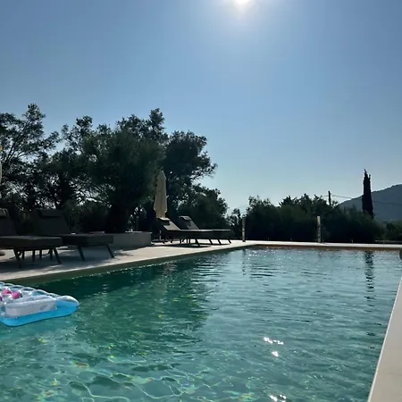 Elpida Luxury Apartment *